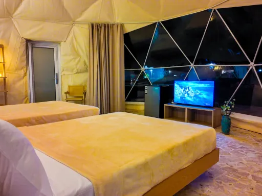 2 queen beds view