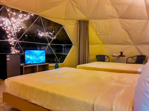2 queen beds view