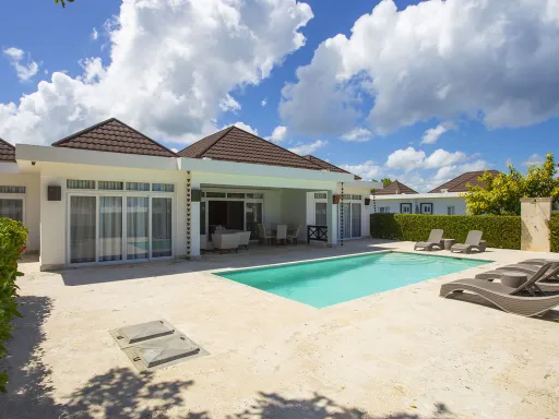 Three-bedroom villa on the second line