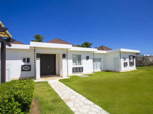 Three-bedroom villa on the second line