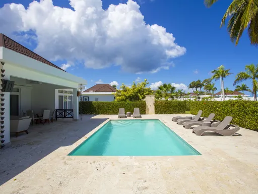 Three-bedroom villa on the second line